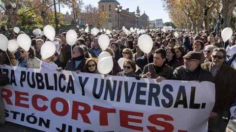 Varios miles de personas han participado en la manifestaci&oacute;n convocada hoy en Sevilla por la plataforma "Marea blanca" 