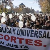 Varios miles de personas han participado en la manifestación convocada hoy en Sevilla por la plataforma "Marea blanca" 