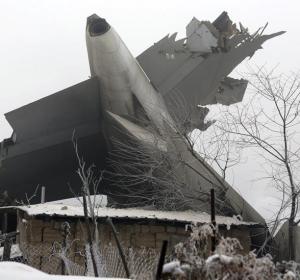Vista del lugar del accidente de un avión cerca del aeropuerto de Manas, a 30 kilómetros de Bishkek (Kirguizistán) Vista del lugar del accidente de un avión cerca del aeropuerto de Manas, a 30 kilómetros de Bishkek (Kirguizistán)