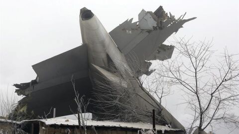 Vista del lugar del accidente de un avi&oacute;n cerca del aeropuerto de Manas, a 30 kil&oacute;metros de Bishkek (Kirguizist&aacute;n) 