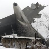 Vista del lugar del accidente de un avión cerca del aeropuerto de Manas, a 30 kilómetros de Bishkek (Kirguizistán) 