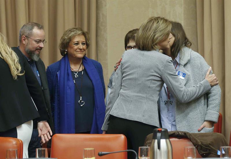 Cospedal saluda a los familiares de las víctimas del Yak-42 antes de su comparecencia Cospedal saluda a los familiares de las víctimas del Yak-42 antes de su comparecencia