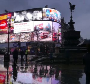 Frame 0.0 de: Londres 'apaga' Picadilly Circus por primera vez desde la II Guerra Mundial para modernizar sus paneles publicitarios Frame 0.0 de: Londres 'apaga' Picadilly Circus por primera vez desde la II Guerra Mundial para modernizar sus paneles publicitarios