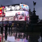 Frame 0.0 de: Londres 'apaga' Picadilly Circus por primera vez desde la II Guerra Mundial para modernizar sus paneles publicitarios