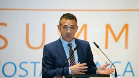 El m&aacute;ximo dirigente franjiverde, durante la presentaci&oacute;n de las jornadas sobre el turismo deportivo de la Costa Blanca.