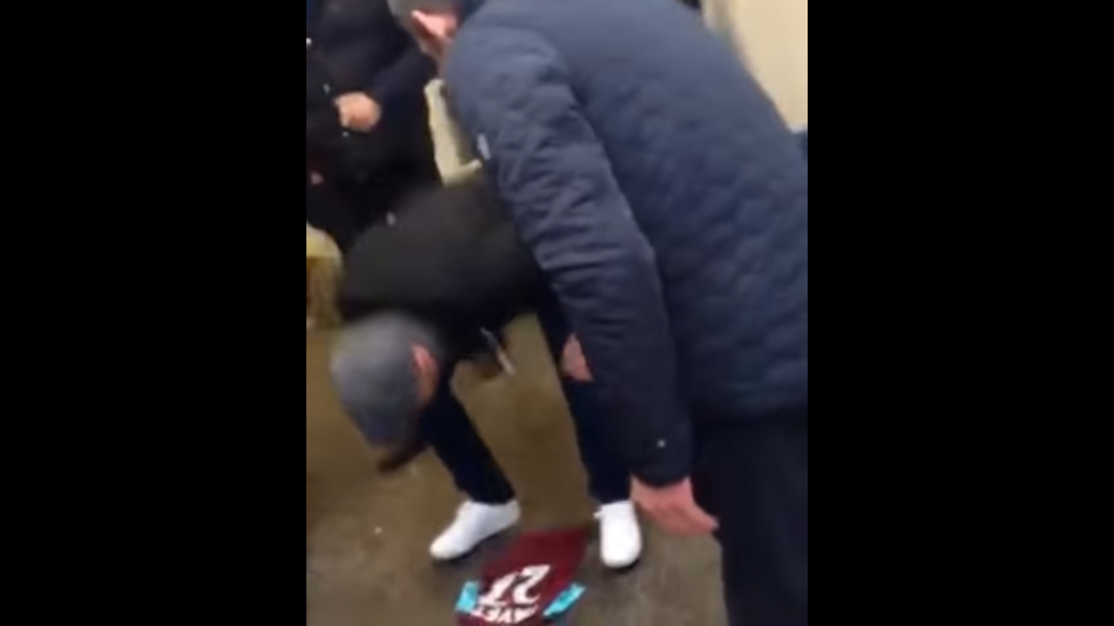 Los aficionados del West Ham escupen y pisotean una camiseta de Payet Los aficionados del West Ham escupen y pisotean una camiseta de Payet