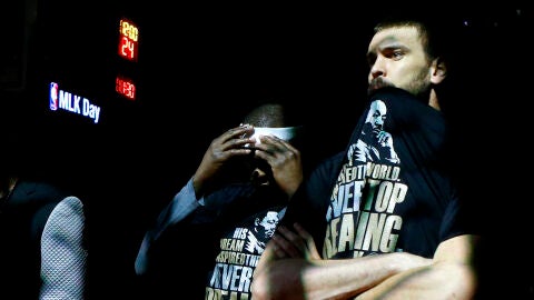 Marc Gasol, junto a Zach Randolph en el d&iacute;a de Martin Luther King