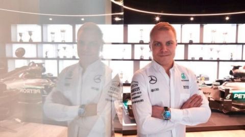 Valtteri Bottas posa con el mono de Mercedes