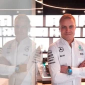 Valtteri Bottas posa con el mono de Mercedes Valtteri Bottas posa con el mono de Mercedes