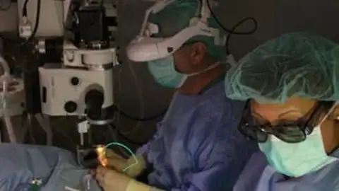 Momento de una intervención quirúrgica en el Hospital General de Elche. Oftalmología