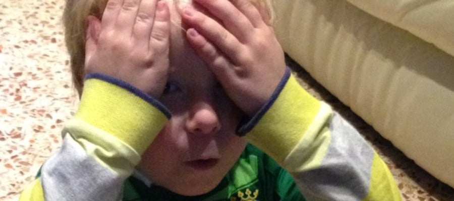 La reacción de Manuel, aficionado del Villarreal, al abrir el paquete de cromos La reacción de Manuel, aficionado del Villarreal, al abrir el paquete de cromos