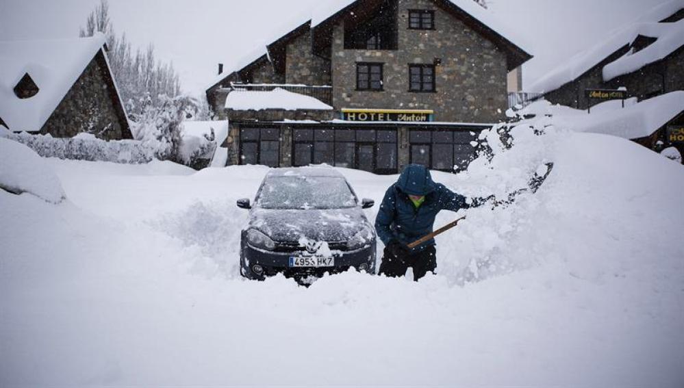 Un hombre intenta desenterrar su coche en Benasque (Huesca)