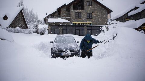 Un hombre intenta desenterrar su coche en Benasque (Huesca)