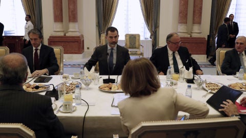 El Rey Felipe VI, junto al ministro de Fomento, durante su visita a Arabia Saud&iacute;