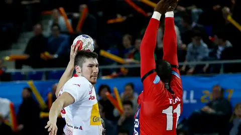 Alex Dujshebaev realizando un lanzamiento Alex Dujshebaev realizando un lanzamiento