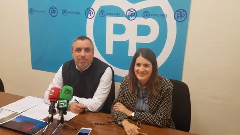Vicente Granero, junto a la edil Erica Sánchez, en una imagen de archivo. PP