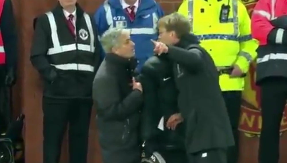 Mourinho y Klopp discuten en pleno partido en Old Trafford