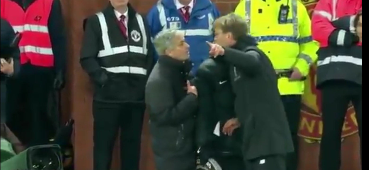 Tensión máxima entre Mourinho y Klopp en el United-Liverpool por una falta Tensión máxima entre Mourinho y Klopp en el United-Liverpool por una falta