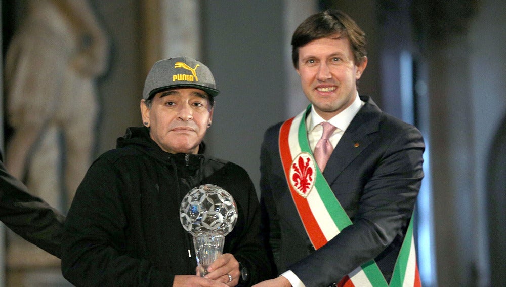 Maradona recibiendo el premio del 'Salón del Honor'