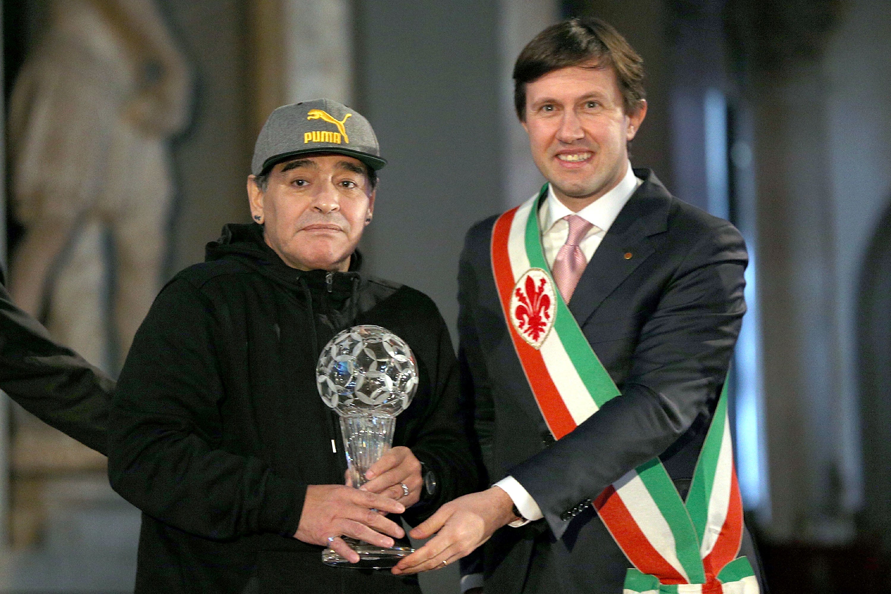 Maradona, invitado especial para el Nápoles-Real Madrid: "Higuaín no está al nivel de Dybala y Messi, digo lo que veo" Maradona, invitado especial para el Nápoles-Real Madrid: "Higuaín no está al nivel de Dybala y Messi, digo lo que veo"