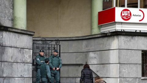 Agentes de la Unidad Central Operativa (UCO) de la Guardia Civil registran la sede del sindicato UGT, en Oviedo