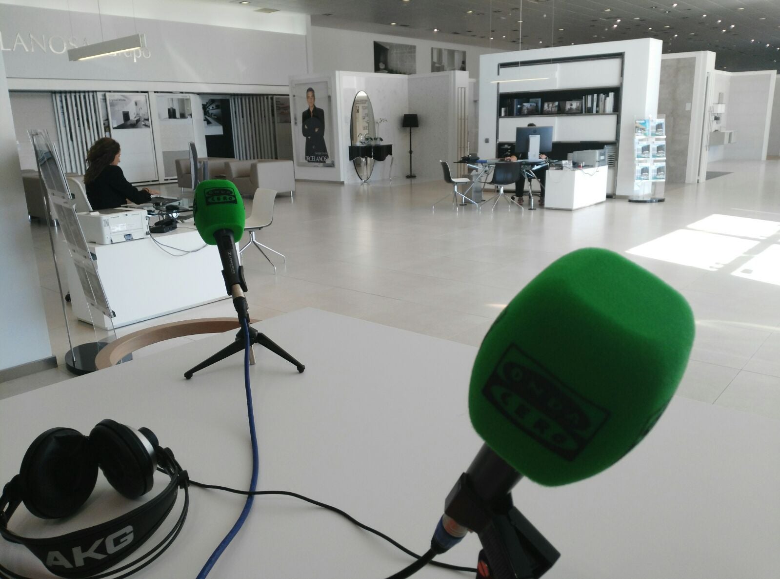 ‘Cantabria en la Onda’ desde la tienda Porcelanosa de Santander ‘Cantabria en la Onda’ desde la tienda Porcelanosa de Santander