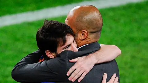 Leo Messi y Pep Guardiola se abrazan durante un partido Leo Messi y Pep Guardiola se abrazan durante un partido