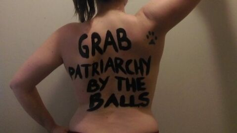 Activista de Femen antes de irrumpir en la inauguraci&oacute;n de la estatua de Trump