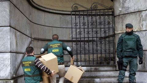 Agentes de la Guardia Civil registran la sede de la UGT en Oviedo