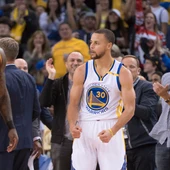 Stephen Curry celebra una canasta ante la mirada de LeBron James Stephen Curry celebra una canasta ante la mirada de LeBron James
