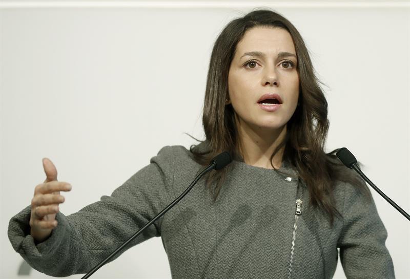 Arrimadas pide una reunión al Gobierno tras la "irresponsabilidad" de Puigdemont al no ir a la Conferencia Arrimadas pide una reunión al Gobierno tras la "irresponsabilidad" de Puigdemont al no ir a la Conferencia