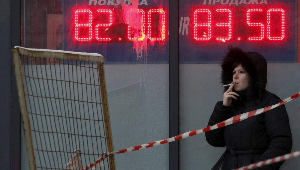 Una mujer fumando en Rusia
