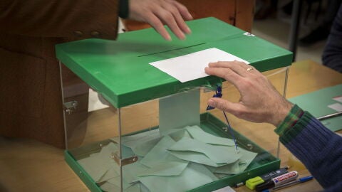 Un ciudadano ejerce su derecho a voto introduciendo la papeleta en la urna