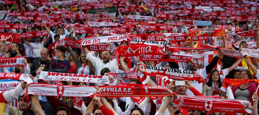 La afición del Sevilla, durante la final de la Copa del Rey contra el Barcelona La afición del Sevilla, durante la final de la Copa del Rey contra el Barcelona
