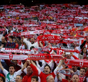 La afición del Sevilla, durante la final de la Copa del Rey contra el Barcelona La afición del Sevilla, durante la final de la Copa del Rey contra el Barcelona