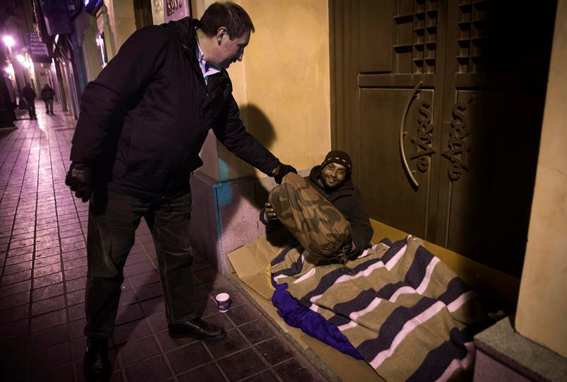 La Policía de Valencia reparte mantas y sacos de dormir a los 'sintecho' para combatir la ola de frío La Policía de Valencia reparte mantas y sacos de dormir a los 'sintecho' para combatir la ola de frío