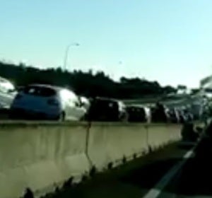 El incendio de dos coches corta la A-6 en sentido A Coruña El incendio de dos coches corta la A-6 en sentido A Coruña