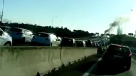 El incendio de dos coches corta la A-6 en sentido A Coruña El incendio de dos coches corta la A-6 en sentido A Coruña