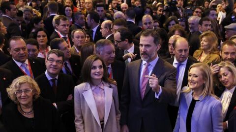 Los Reyes Felipe y Letizia, acompa&ntilde;ados por Manuela Carmena, &Aacute;lvaro Nadal y Cristina Cifuentes en FITUR