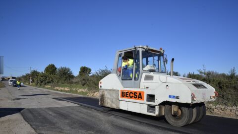 Els vials seleccionats s&oacute;n el cam&iacute; Vora Riu, el Sedeny de Pinella i el Cam&iacute; Vell de Borriana, que estan sent reasfaltats per complet, amb un primer tractament per omplir els sots, a qu&egrave; seguix l'emprimaci&oacute; d'una capa de quitr&agrave; i l'aplicaci&oacute; d'una altra d'acabat. 
