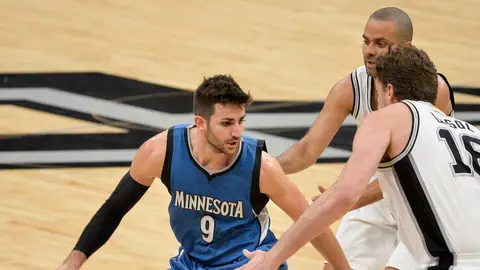Ricky Rubio, defendido por Tony Parker y Pau Gasol Ricky Rubio, defendido por Tony Parker y Pau Gasol