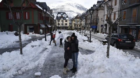 Una pareja se hace una foto en plena nieve en Lleida