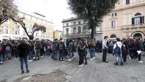 Estudiantes y profesores permanecen en los alrededores del colegio Machiavelli tras registrarse un terremoto de 5.6 de magnitud en Roma (Italia)