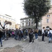 Estudiantes y profesores permanecen en los alrededores del colegio Machiavelli tras registrarse un terremoto de 5.6 de magnitud en Roma (Italia)