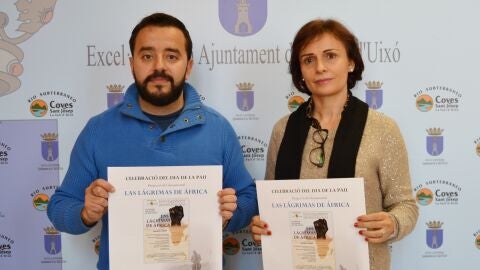 El concejal de Servicios Sociales y primer teniente de alcalde, Antoni Llorente, y la presidenta de Amics de la Vall, Roser Diago, han presentado el acto para conmemorar el D&iacute;a de la Paz.