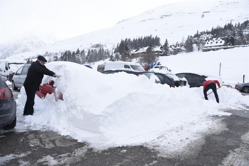 Nevadas abundantes y mucho frío en España por una masa de aire que llega del Ártico Nevadas abundantes y mucho frío en España por una masa de aire que llega del Ártico
