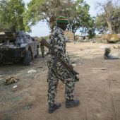 Un soldado maliense en un campamento militar arrasado en un ataque