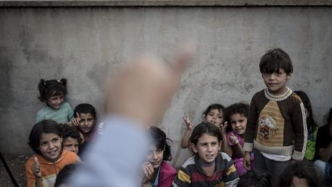 Ni&ntilde;os refugiados atienden a una clase en un campo de refugiados turco