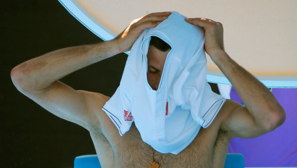 Novak Djokovic se quita la camiseta durante el partido