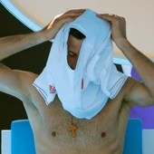 Novak Djokovic se quita la camiseta durante el partido Novak Djokovic se quita la camiseta durante el partido